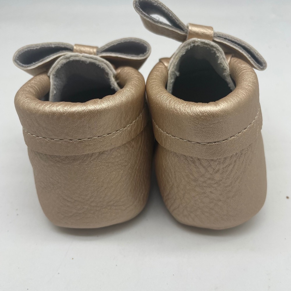 First Steps Baby Girls Gold Metallic Leather Bow Moccasins Size 4 Soft Sole - Picture 4 of 7
